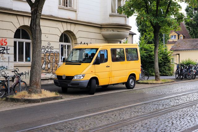 žlutý mikrobus